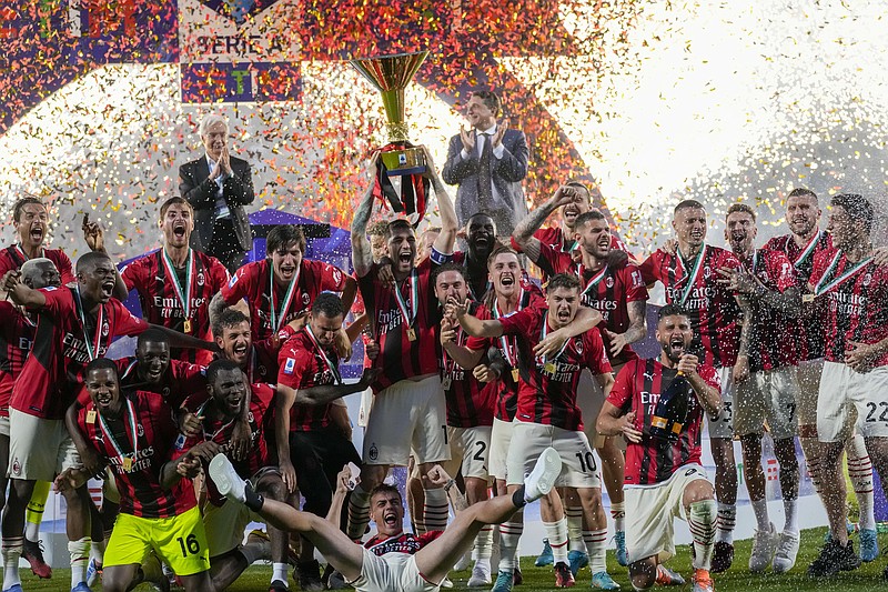 ARCHIVO - Los jugadores del Milan celebra tras proclamarse campeones de la Serie A italiana al vencer a Sassuolo, el 22 de mayo de 2022. (AP Foto/Antonio Calanni)