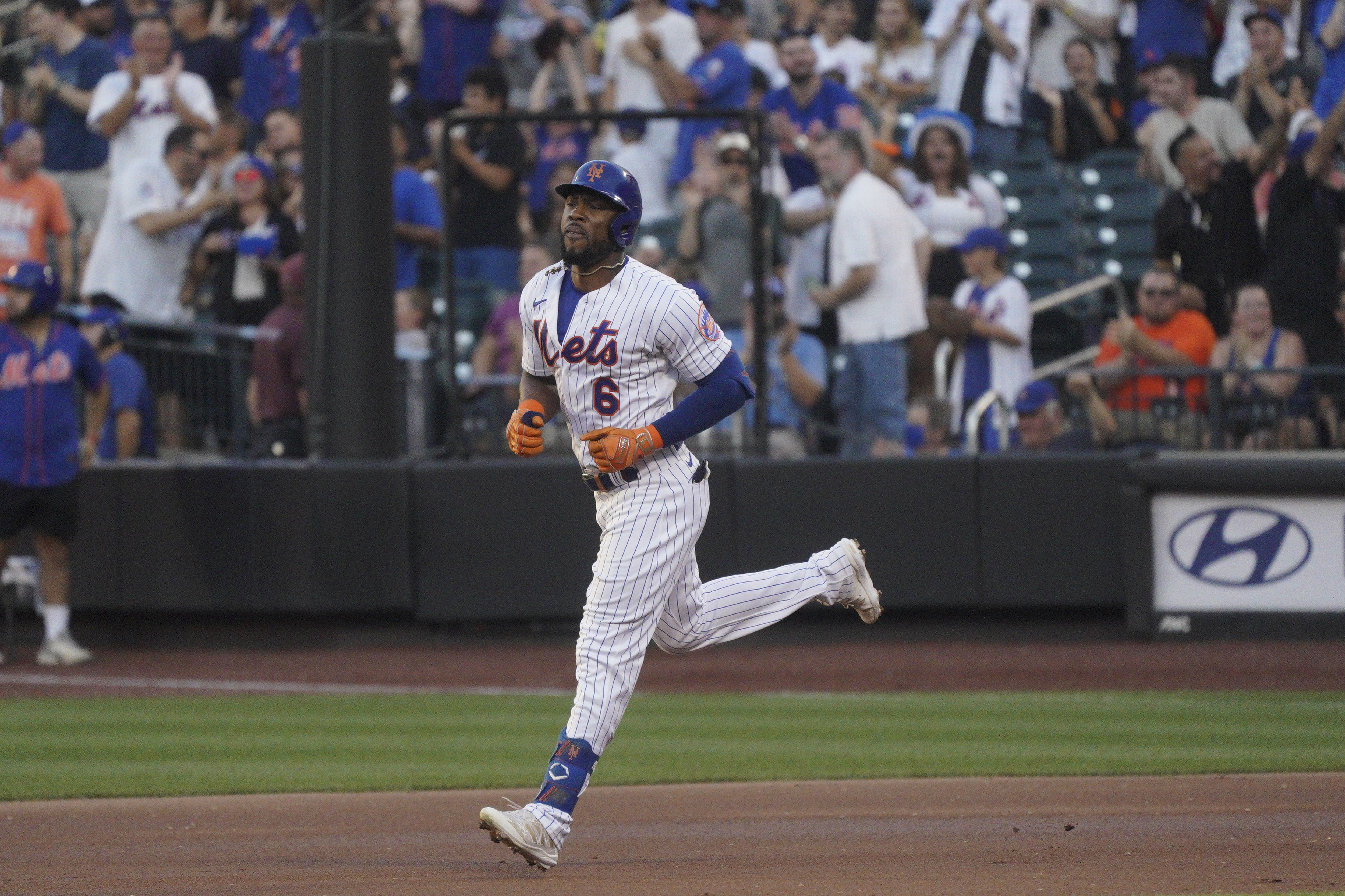 Naquin's two homers, Diaz's two-inning save lift Mets