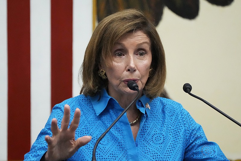 La presidenta de la Cámara de Representantes de Estados Unidos, Nancy Pelosi, ofrece una conferencia de prensa con su delegación del Congreso en la embajada estadounidense en Tokio, Japón, el 5 de agosto de 2022. (AP Foto/Eugene Hoshiko)