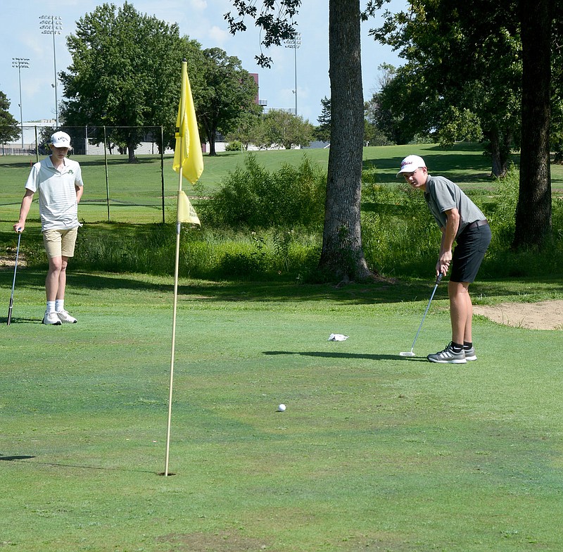 Graham Thomas/Herald-Leader
Siloam Springs freshman A.J. Moore watches hit putt approach the pin during Monday's golf match against Alma and Lincoln at The Course at Sager's Crossing.