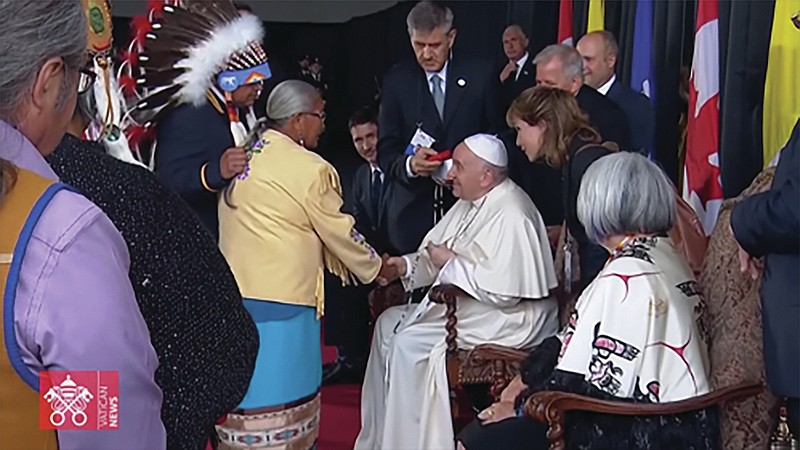 El Papa Francisco saludando a grupos indígenas de Candá. Creditos: Vatican News