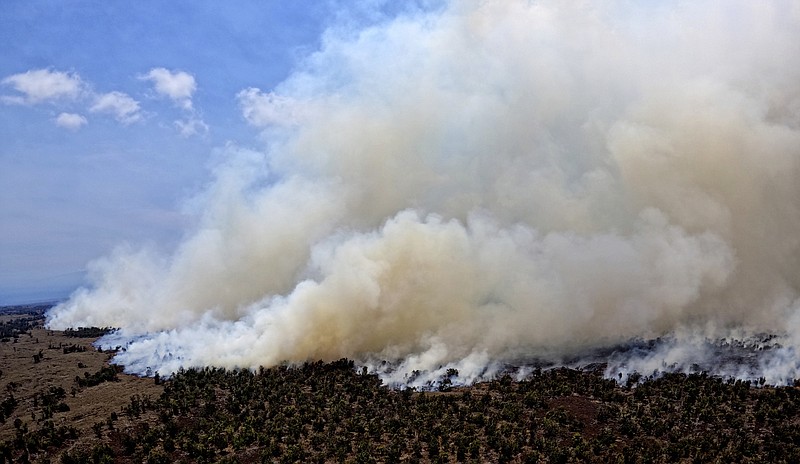 Firefighters continue battling large Hawaii wildfire | Texarkana Gazette