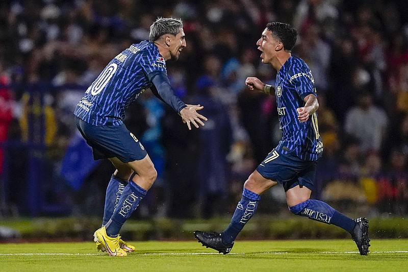 Alejandro Zendejas (derecha), del América, festeja con Diego Valdés, luego de anotar ante Pumas en un partido de la Liga MX, el sábado 13 de agosto de 2022 (AP Foto/Eduardo Verdugo)