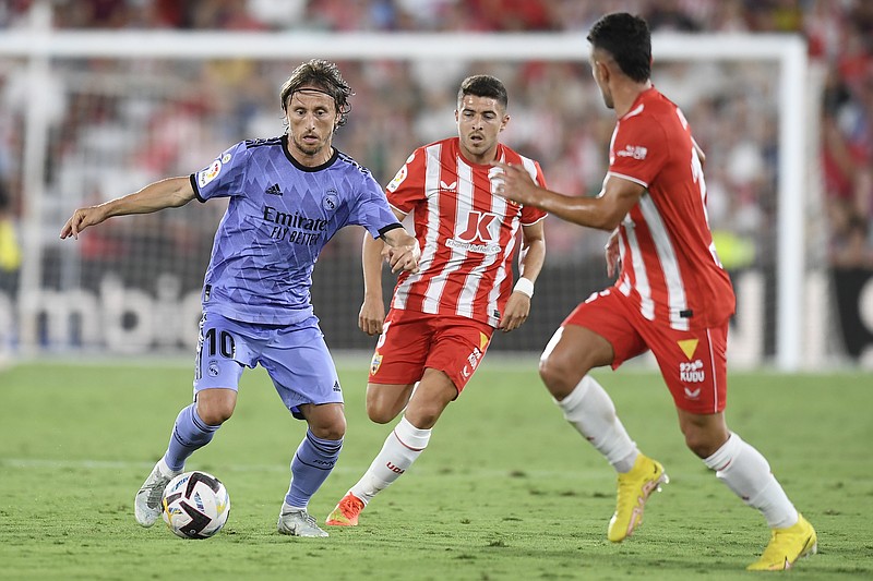 Luka Modric, izquierda, del Real Madrid, controla el balón en duelo de La Liga ante Almería, el domingo 14 de agosto de 2022, en Almería, España. (AP Foto/José Breton)