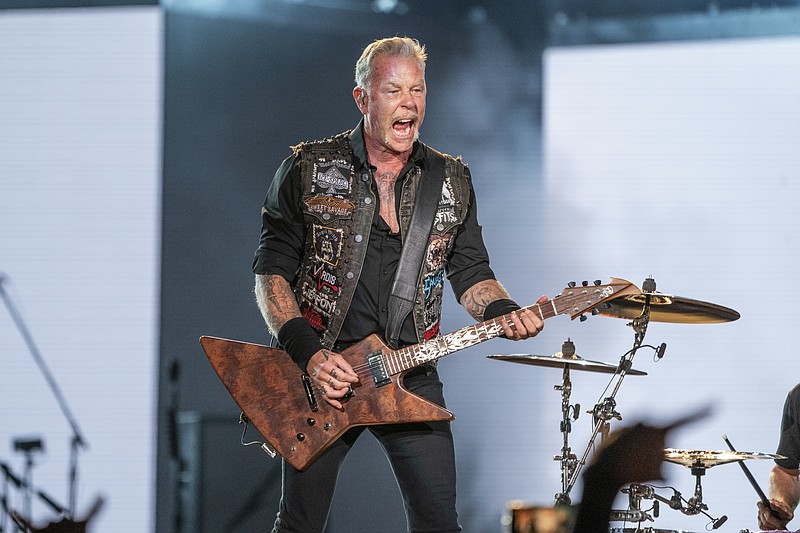 ARCHIVO - James Hetfield de Metallica durante su presentación en el Festival de Música Lollapalooza en Chicago el 28 de julio de 2022. Metallica, Mariah Carey y The Jonas Brothers encabezarán un concierto gratuito en el Central Park de Nueva York para celebrar el 10mo aniversario del Festival Global Citizen el 24 de septiembre. (Foto Amy Harris/Invision/AP, archivo)