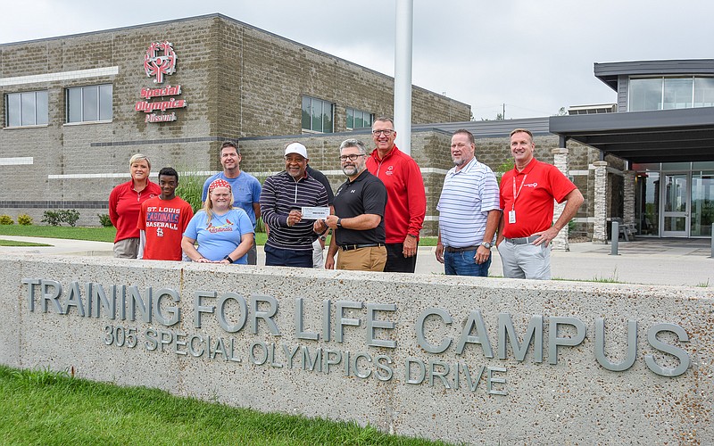Ozzie Smith presents funds to Special Olympics Missouri
