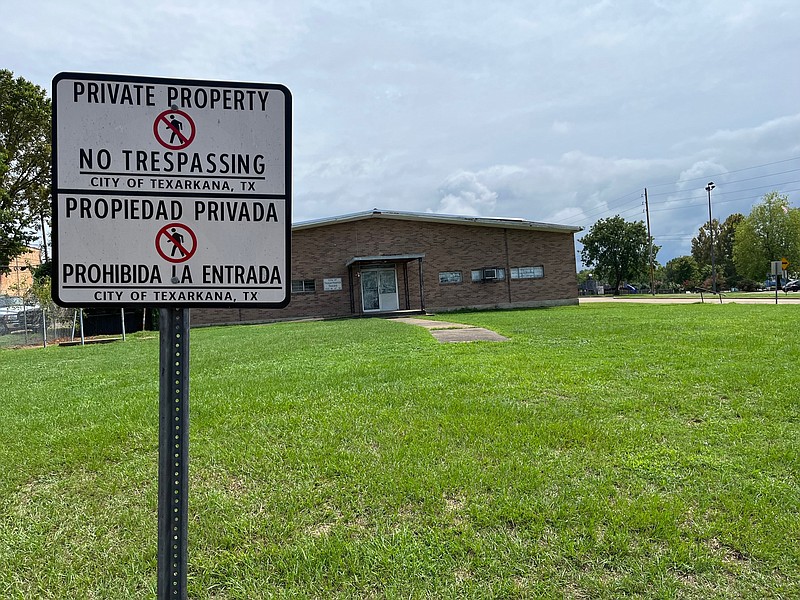 The exterior of the Texarkana, Texas, stray dog kennel is shown Thursday, Aug. 18, 2022, at West Fourth and Oak streets. The building has no signage denoting it as a place where dogs are kept. (Staff photo by James Bright)