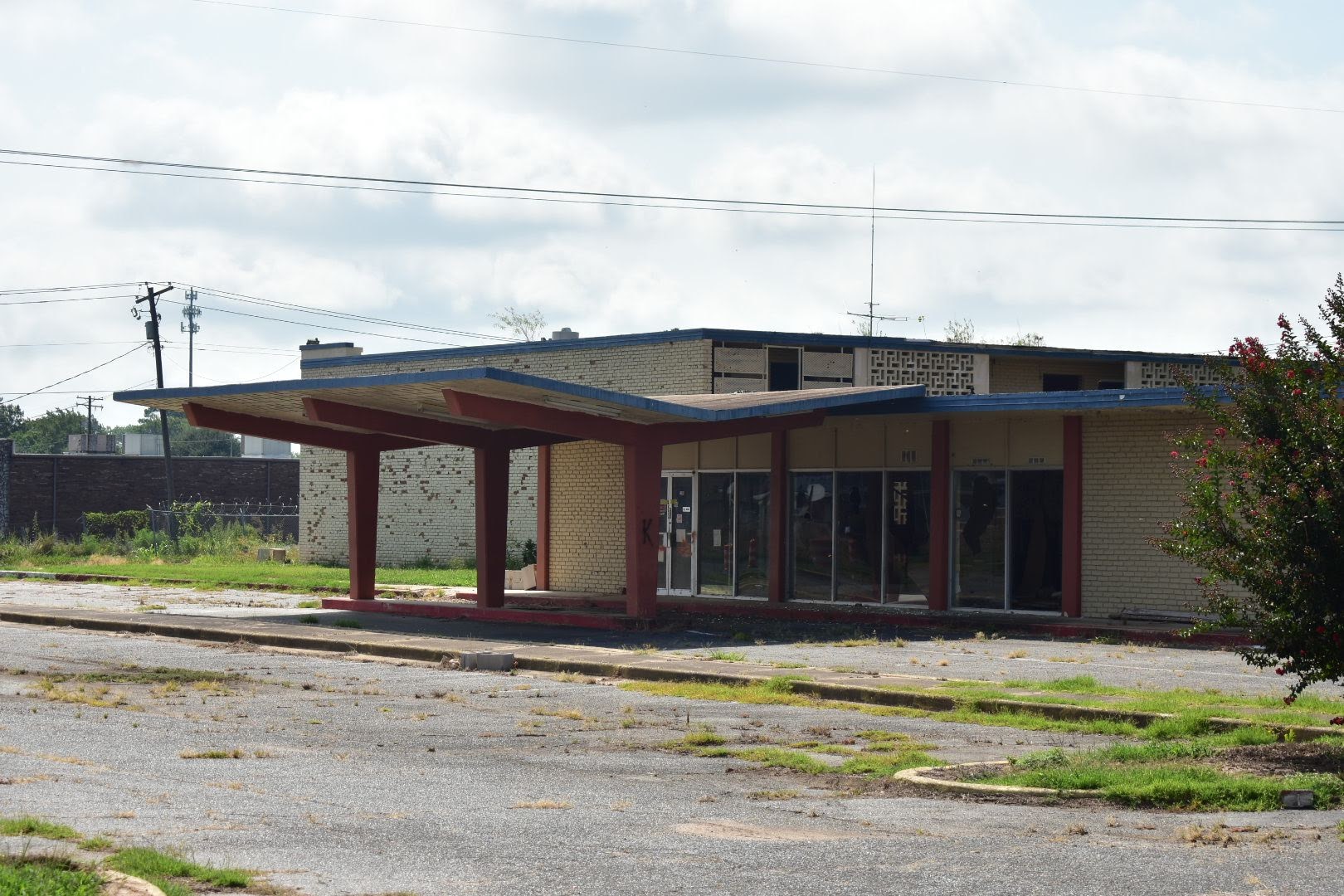 Skeletal remains found at old Pine Bluff inn