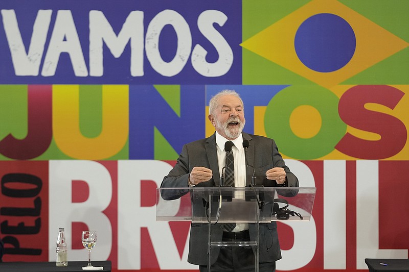 El expresidente de Brasil Luiz Inácio Lula da Silva, quien busca ocupar nuevamente el cargo, durante una conferencia de prensa con medios extranjeros, el lunes 22 de agosto de 2022, en Sao Paulo. (AP Foto/Andre Penner)