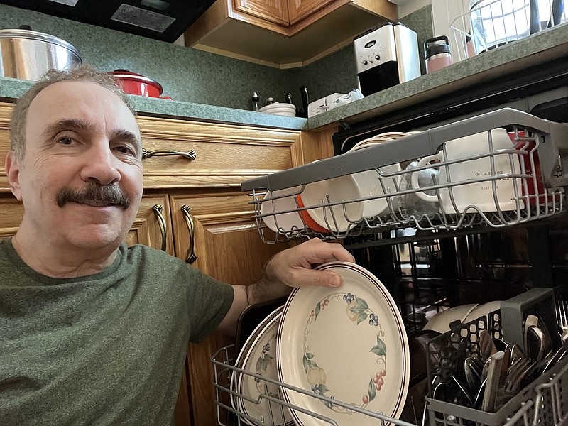 Jerry Zezima with a new dishwasher. (Jerry Zezima/TNS)