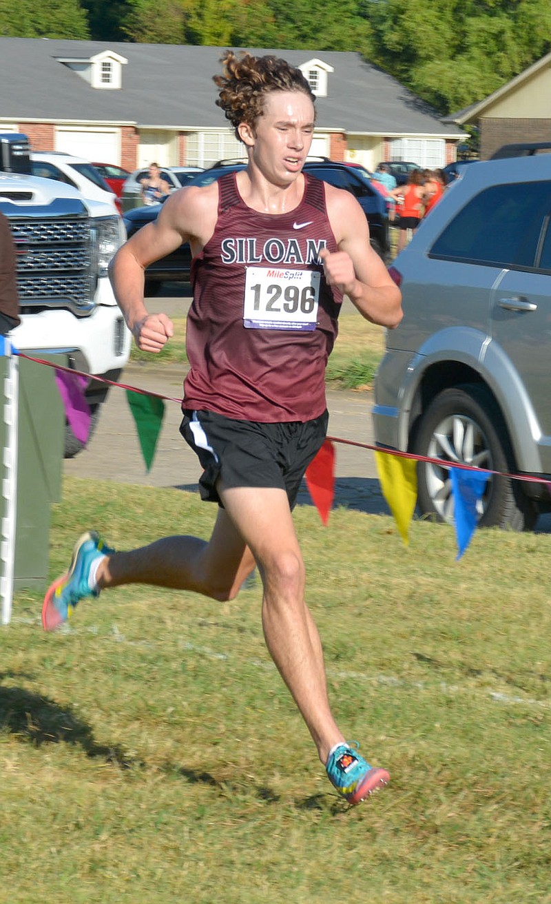 Graham Thomas/Herald-Leader
Wilson Cunningham runs the final stretch of the 2021 Panther Cross Country Classic.