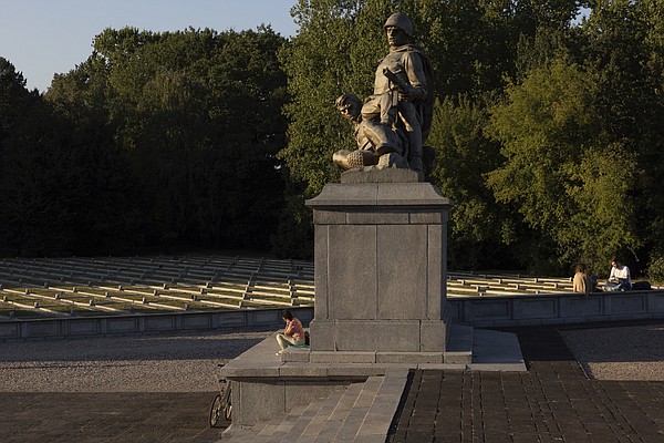 War protest: Statues fall as Europe purges Soviet monuments - Vimarsana News