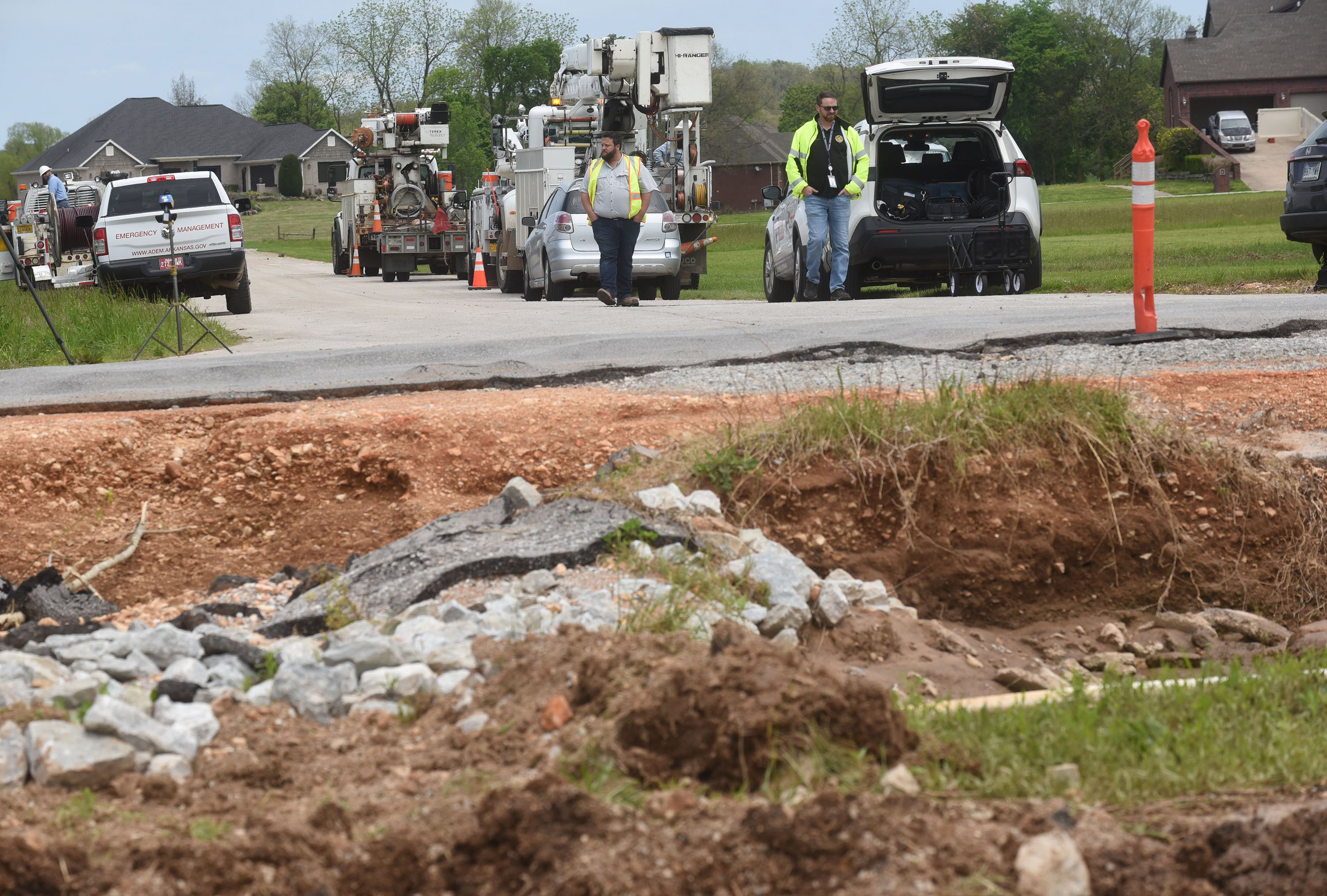 Federal emergency aid money to pay for fixes to flood-damaged bridges and roads in Northwest Arkansas - Vimarsana News