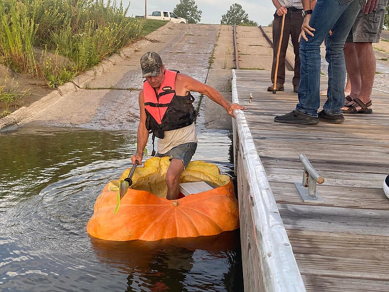 Duane Hansen embarking on the "SS Berta." MUST CREDIT: Phil Davidson