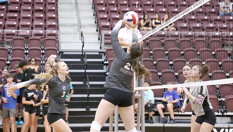 Mark Ross/Special to the Herald-Leader
Siloam Springs junior hitter Lillian Wilkie (No. 3) awaits the set of freshman Haley Thomas (middle) against Springdale on Tuesday, Aug. 30. Siloam Springs defeated Springdale 3-1.