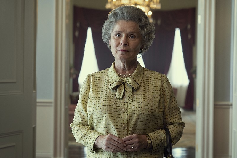 En esta imagen proporcionada por Netflix Imelda Staunton como la reina Isabel en "The Crown".  La aclamada serie de Netflix sobre la vida de la reina ya su familia pausó el viernes su producción como muestra de respeto tras el deceso de la reina o currido el jueves 8 de septiembre de 2022. (Alex Bailey/Netflix via AP)