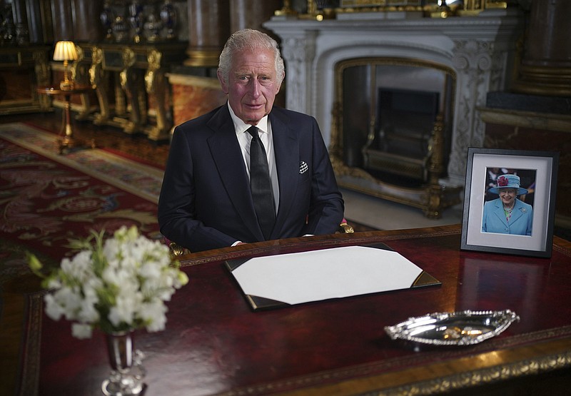 El rey Carlos III de Gran Bretaña pronuncia su primer discurso a la nación y la Mancomunidad de Naciones desde el Palacio de Buckingham el viernes 9 de septiembre de 2022 tras la muerte de la reina Isabel II el jueves. (Yui Mok/Pool Photo via AP)