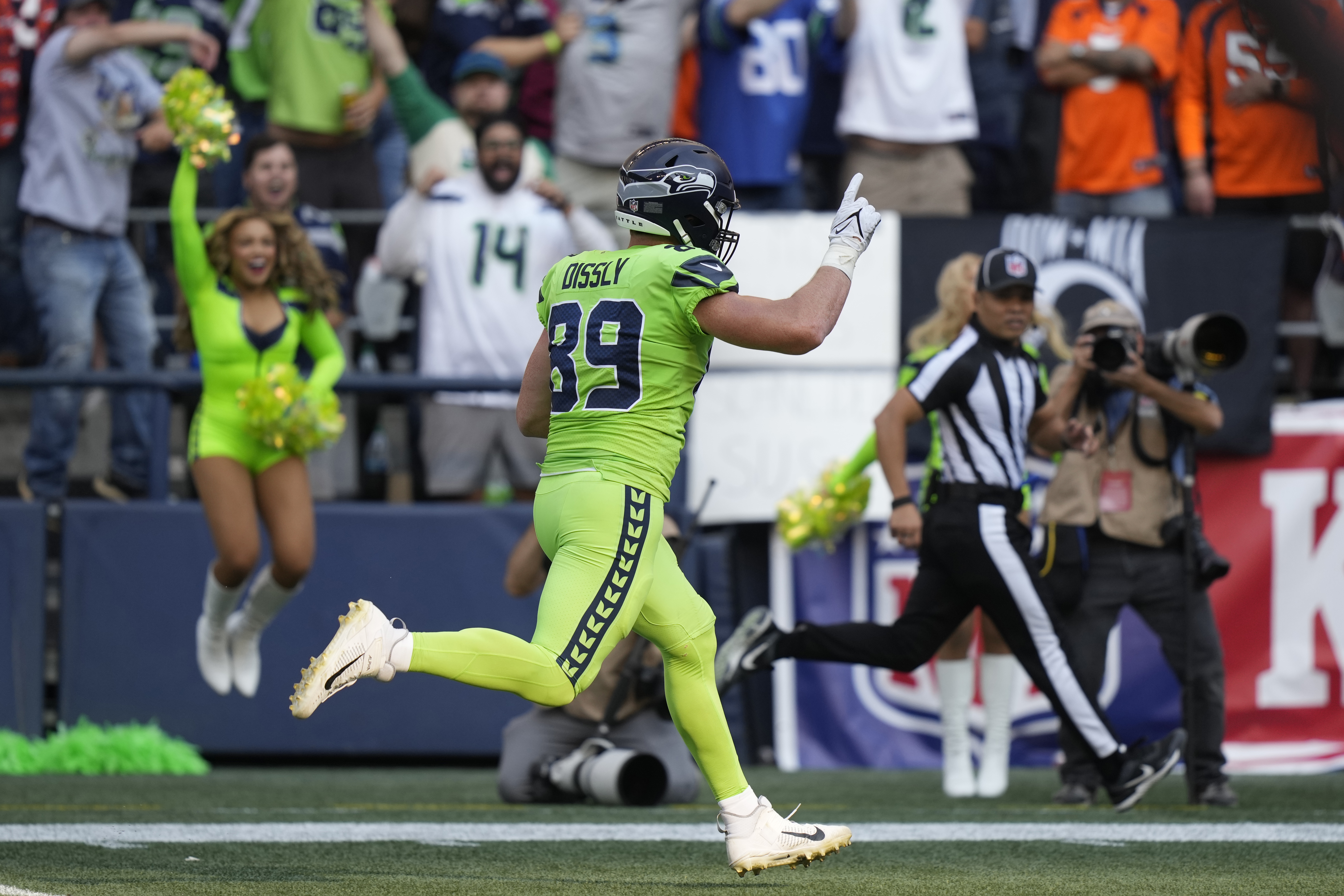 New guy wins: Smith leads Seattle in Wilson's return