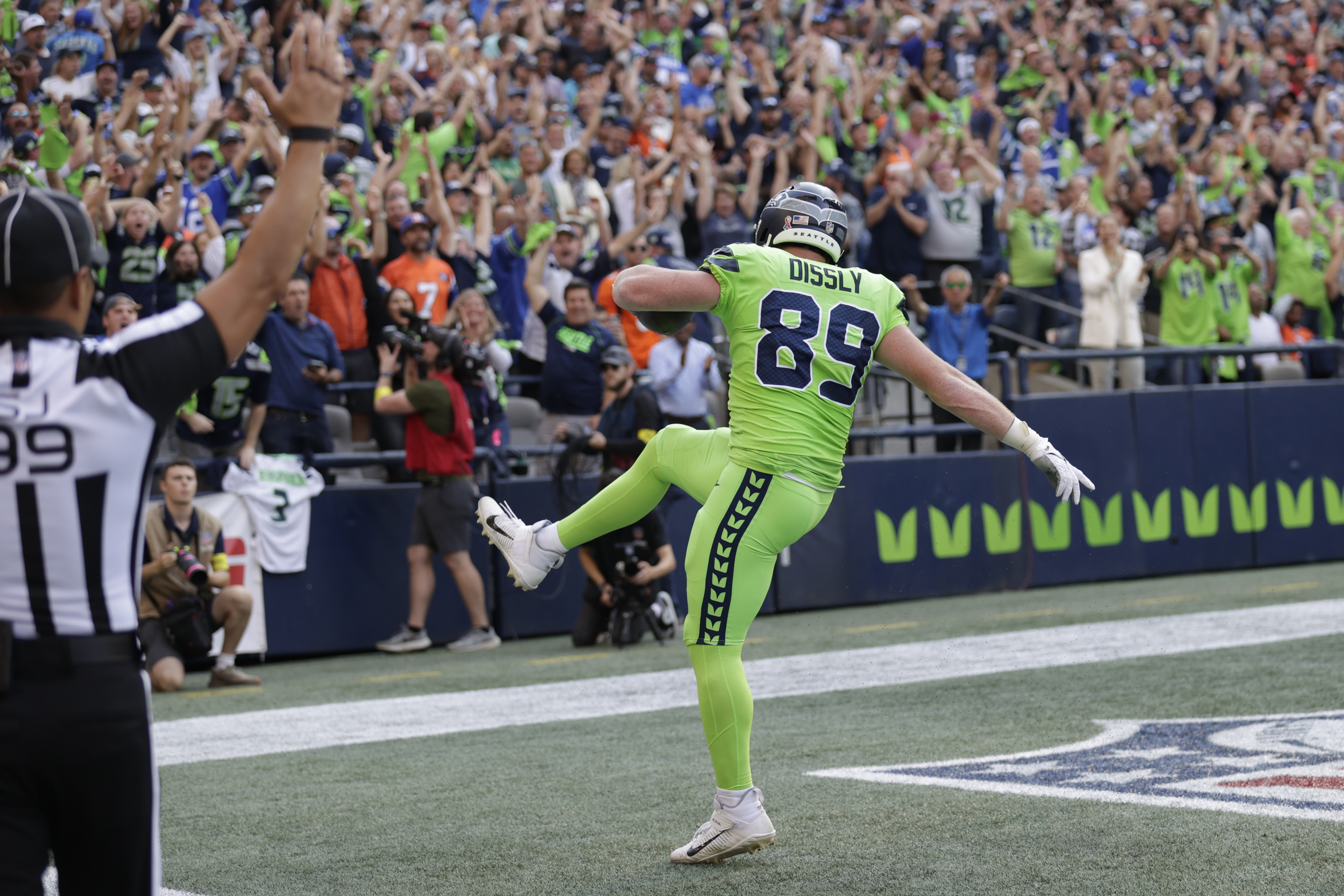 New guy wins: Smith leads Seattle in Wilson's return