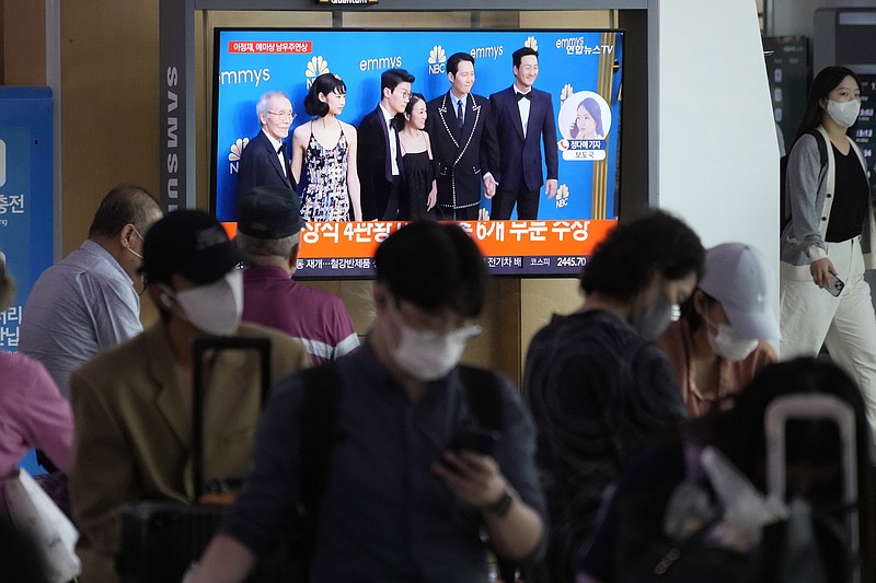 Una pantalla de televisión muestra a los miembros del elenco de “Squid Game” (“El juego del calamar”) en un noticiero en la estación de trén de Seúl en Corea del Sur el martes 13 de septiembre de 2022. (Foto AP/Ahn Young-joon)