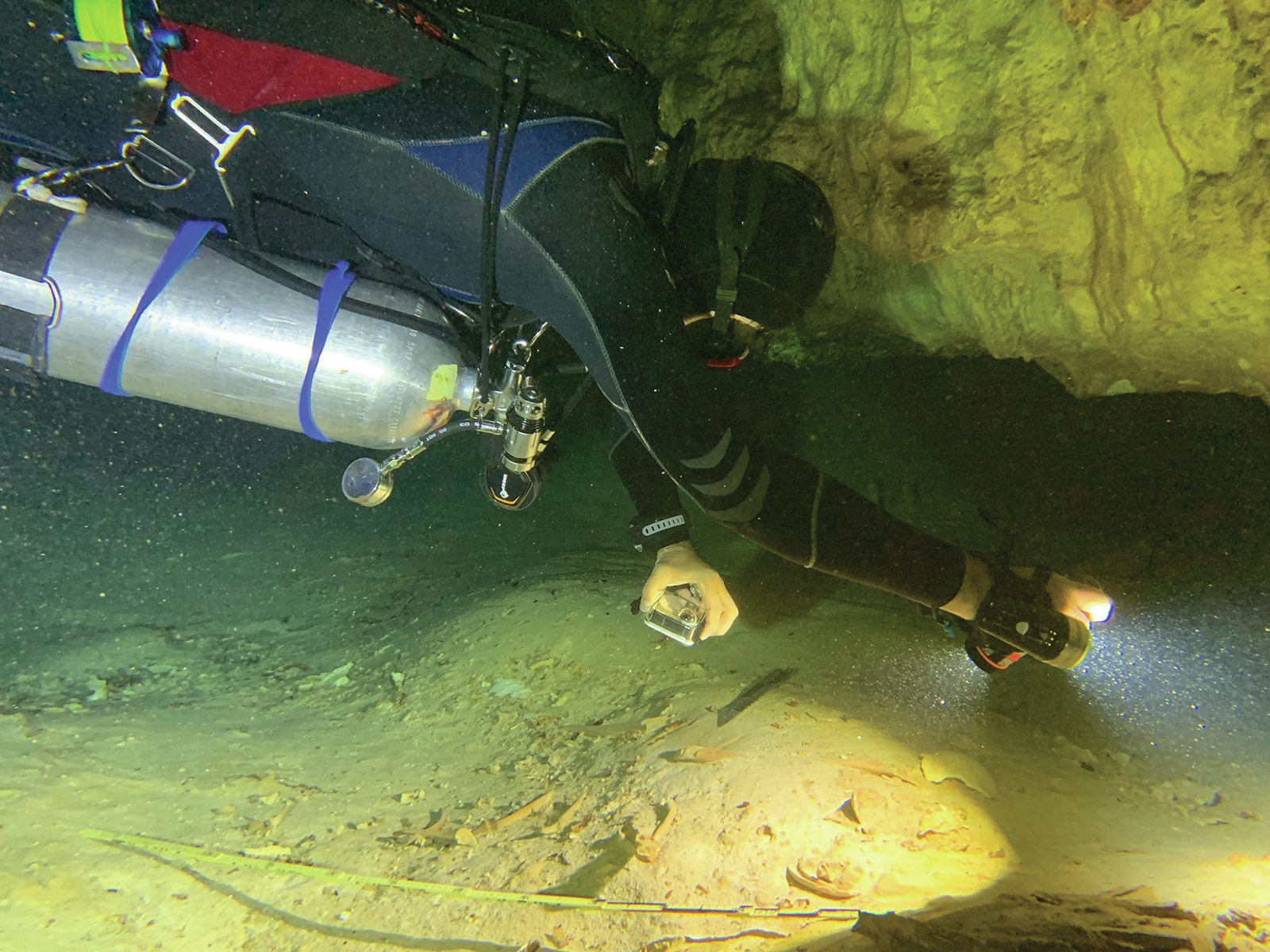 Hallan esqueleto antiguo en cueva de México amenazado por tren