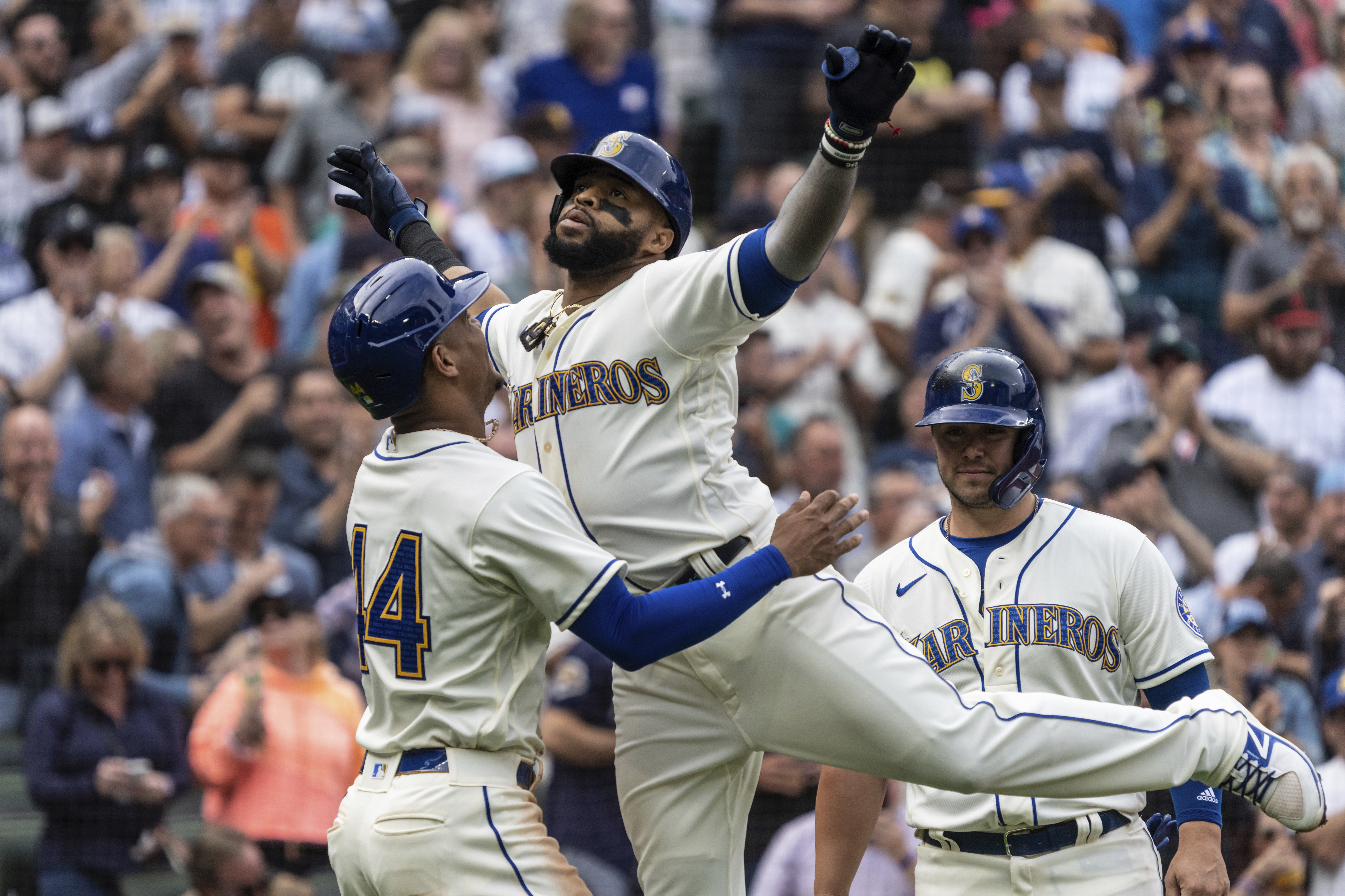 Mariners star Julio Rodriguez joins 25-25 club against Padres