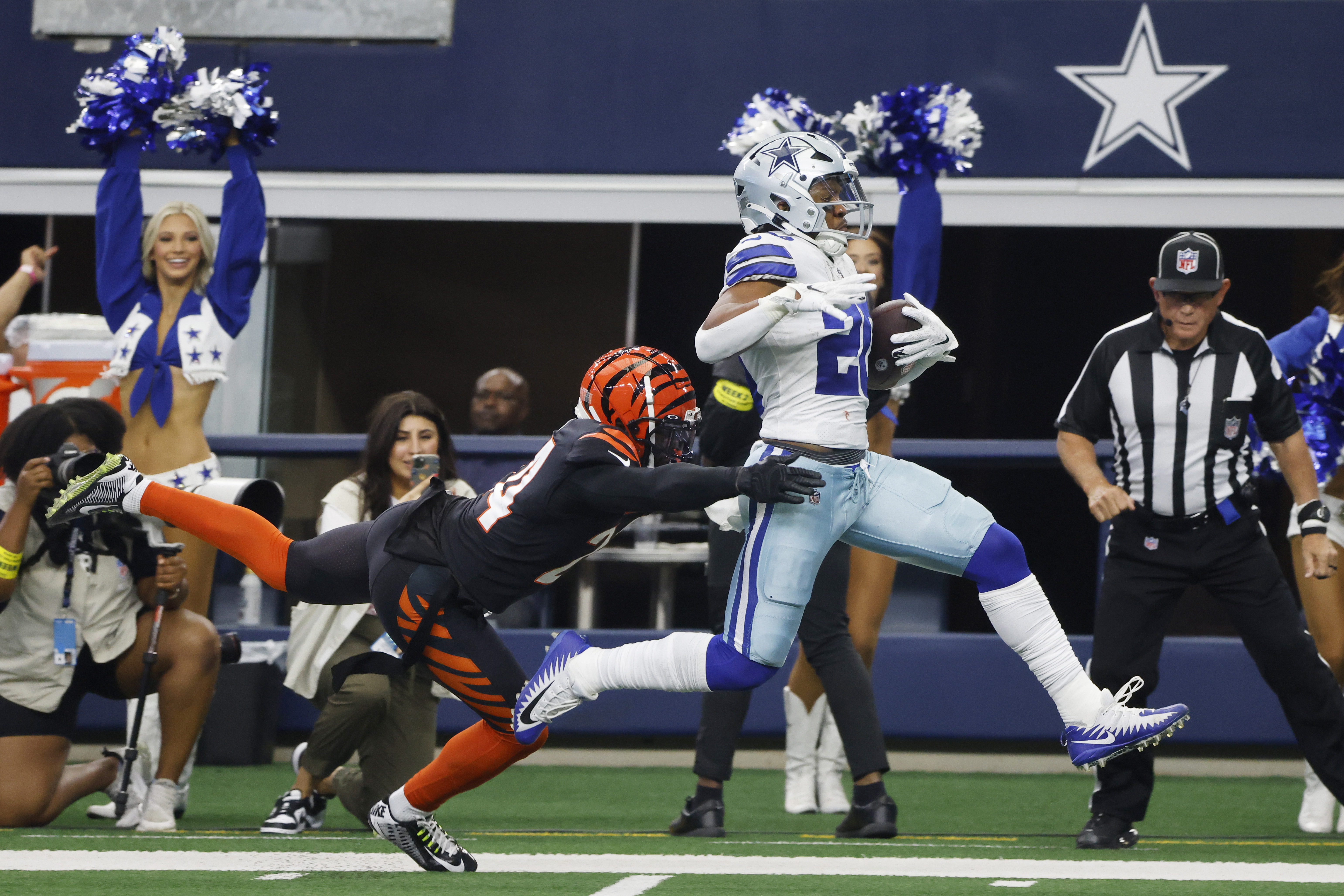 Dallas Cowboys quarterback Cooper Rush (10) prepares to throw a pass  against the Cincinnati Bengals during an NFL Football game in Arlington,  Texas, Sunday, Sept. 18, 2022. (AP Photo/Michael Ainsworth Stock Photo -  Alamy