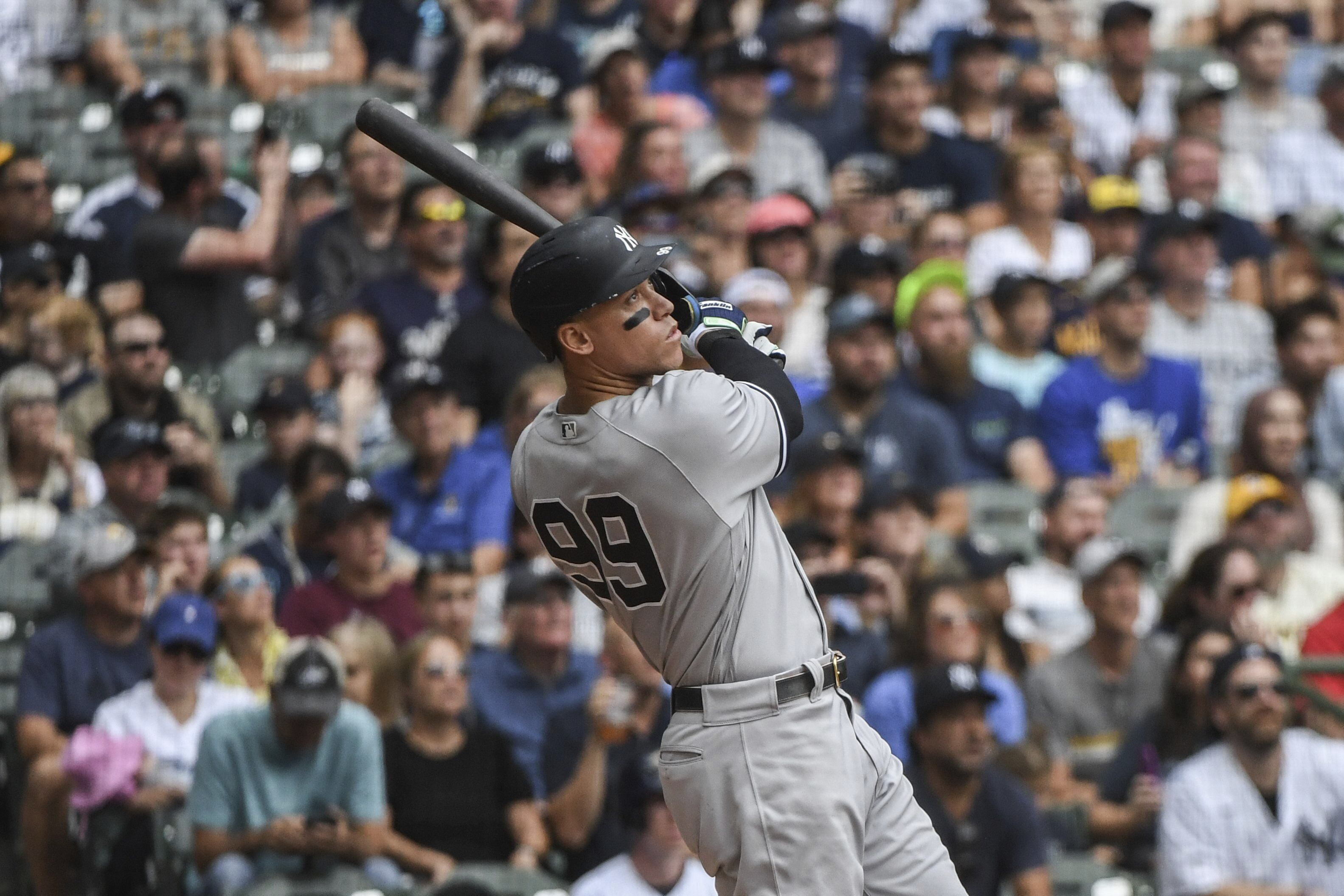 aaron judge closes jersey