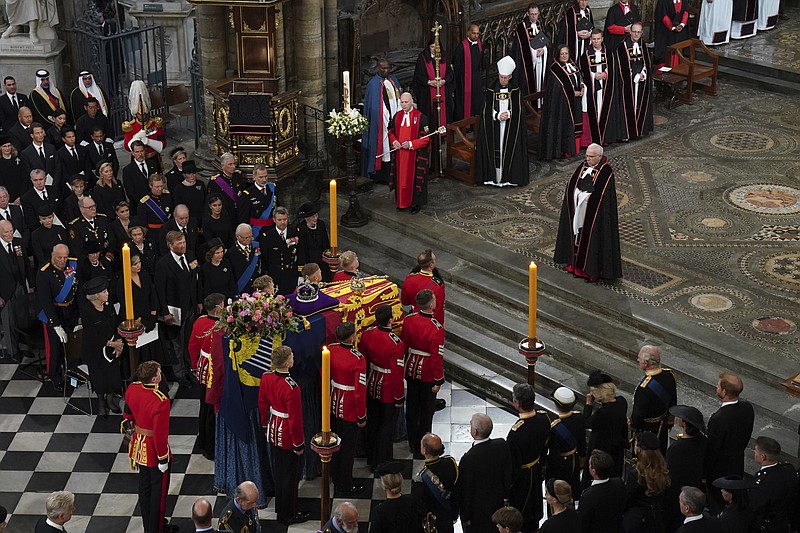 El ataúd de la reina Isabel II se ve colocado cerca del altar durante el funeral de la monarca en la Abadía de Westminster, Londres, el lunes 19 de septiembre de 2022. (Gareth Fuller/Pool Foto via AP)