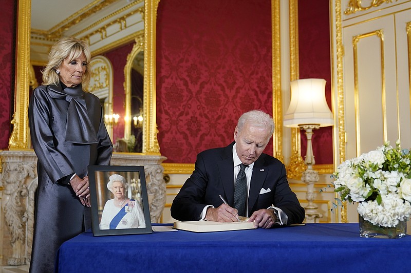 El presidente Joe Biden firma un libro de condolencias en Lancaster House en Londres tras la muerte de la reina Isabel II el domingo 18 de setiembre de 2022 mientras la primera dama Jill Biden observa. (Foto AP/Susan Walsh)