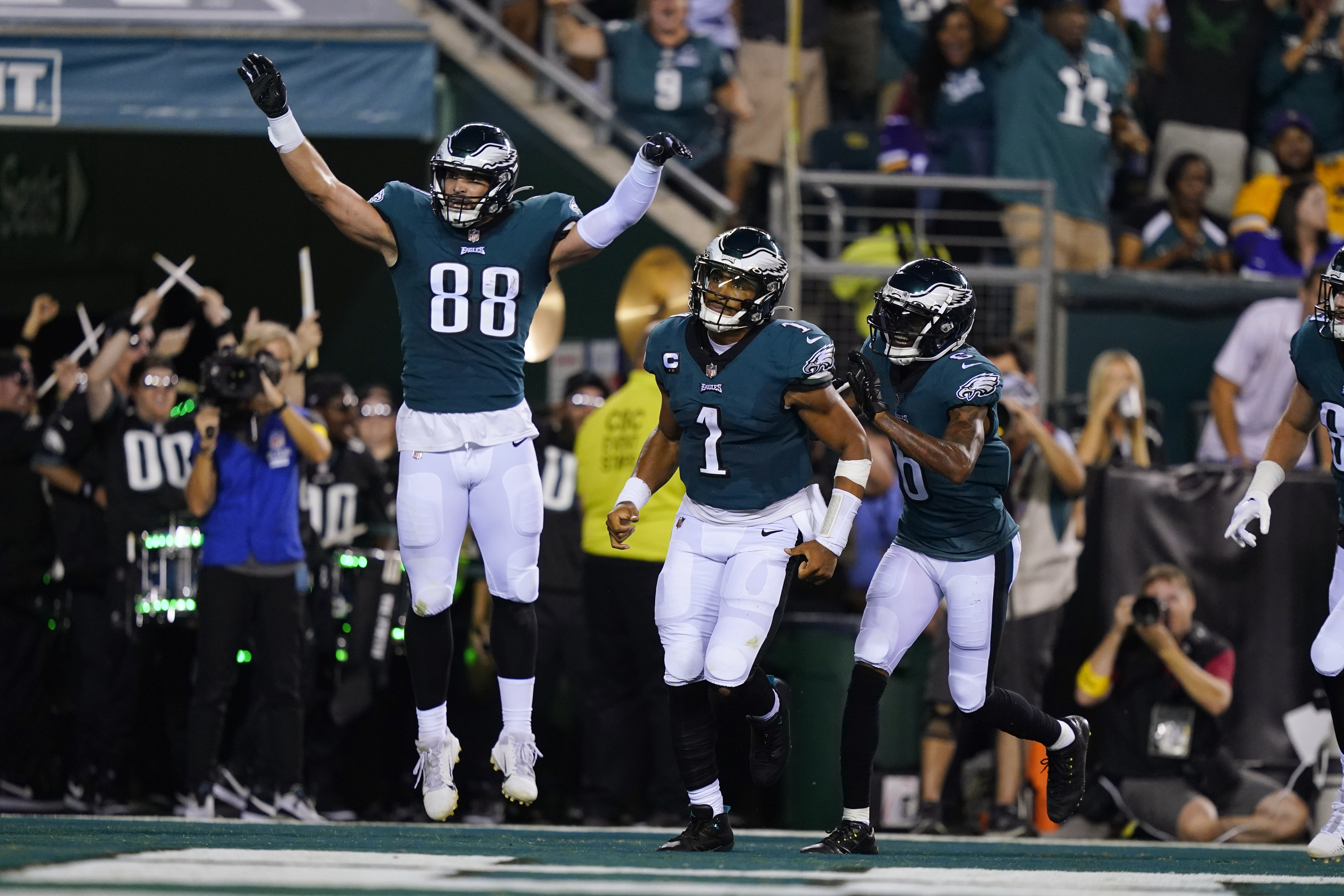 Hurts, Eagles thrash Vikings