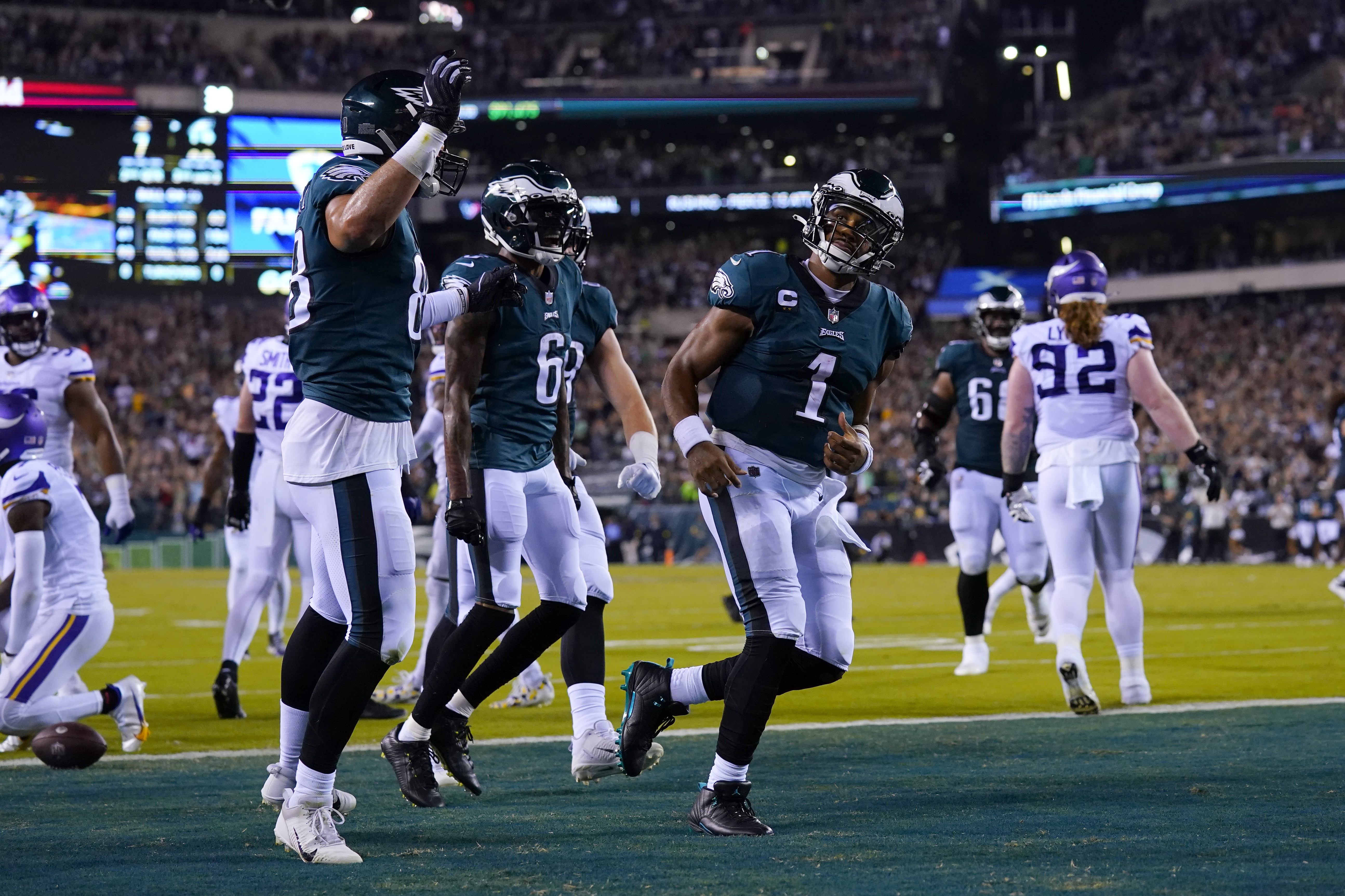 Hurts, Eagles thrash Vikings