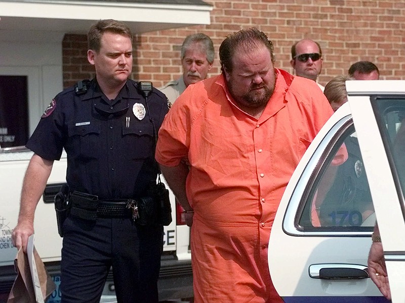 Officials escort murder suspect Alan Eugene Miller away from the Pelham City Jail in Ala., on Aug. 5, 1999. (AP/Dave Martin, File)