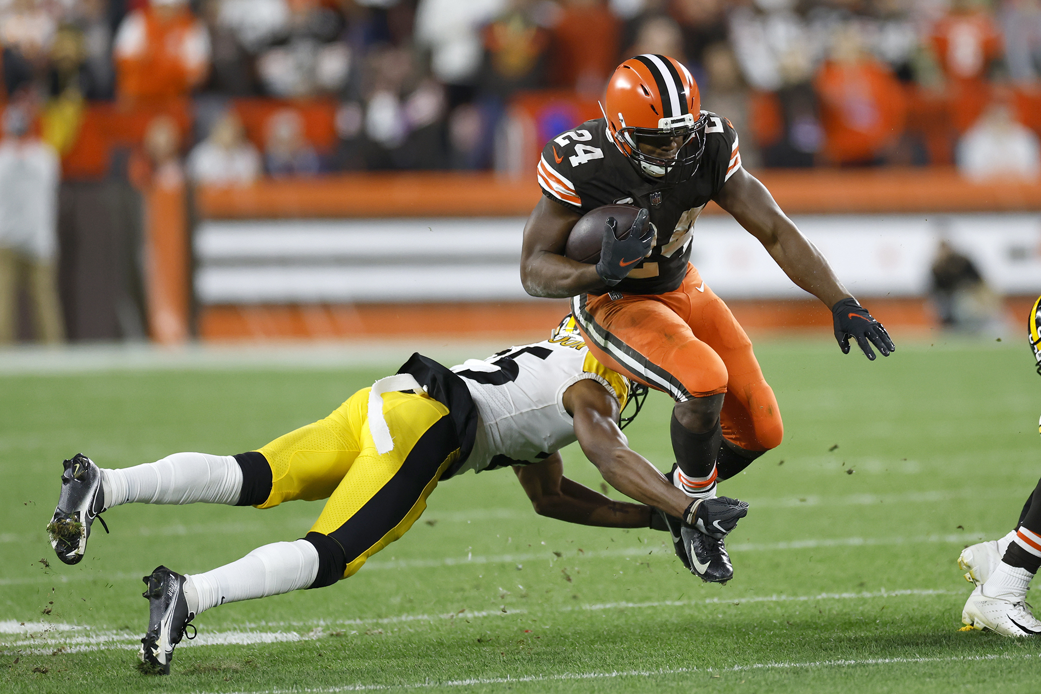 Cleveland Browns 22-26 Pittsburgh Steelers: TJ Watt scores winning  touchdown as Nick Chubb suffers serious knee injury, NFL News