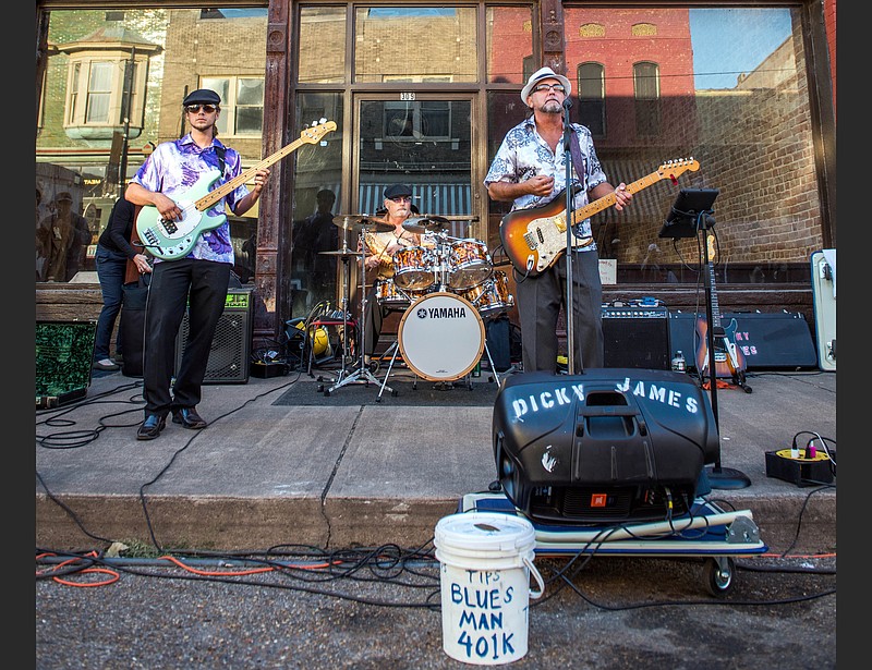 Street buskers play to the delight of listeners at the 2016 King Biscuit Blues Festival. (Courtesy of Bringing the Blues)
