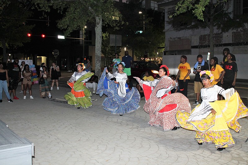 Mujeres del Ballet Folklórico Quetzalli de Arkansas festejan el Día Nacional de la Danza en las calles de Little Rock. Créditos: Folklórico Quetzalli.