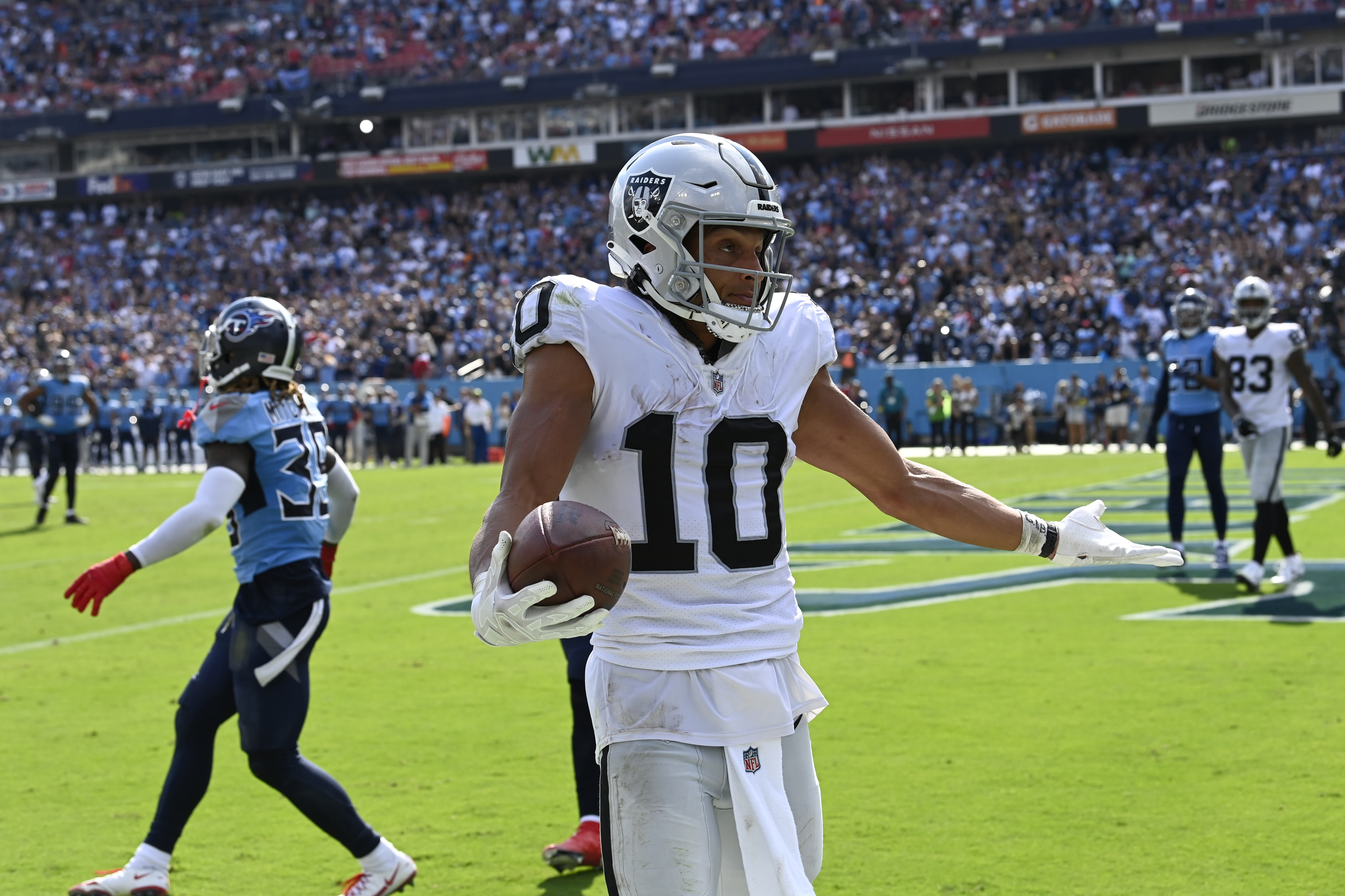 Titans hold off Raiders to avoid 0-3 start