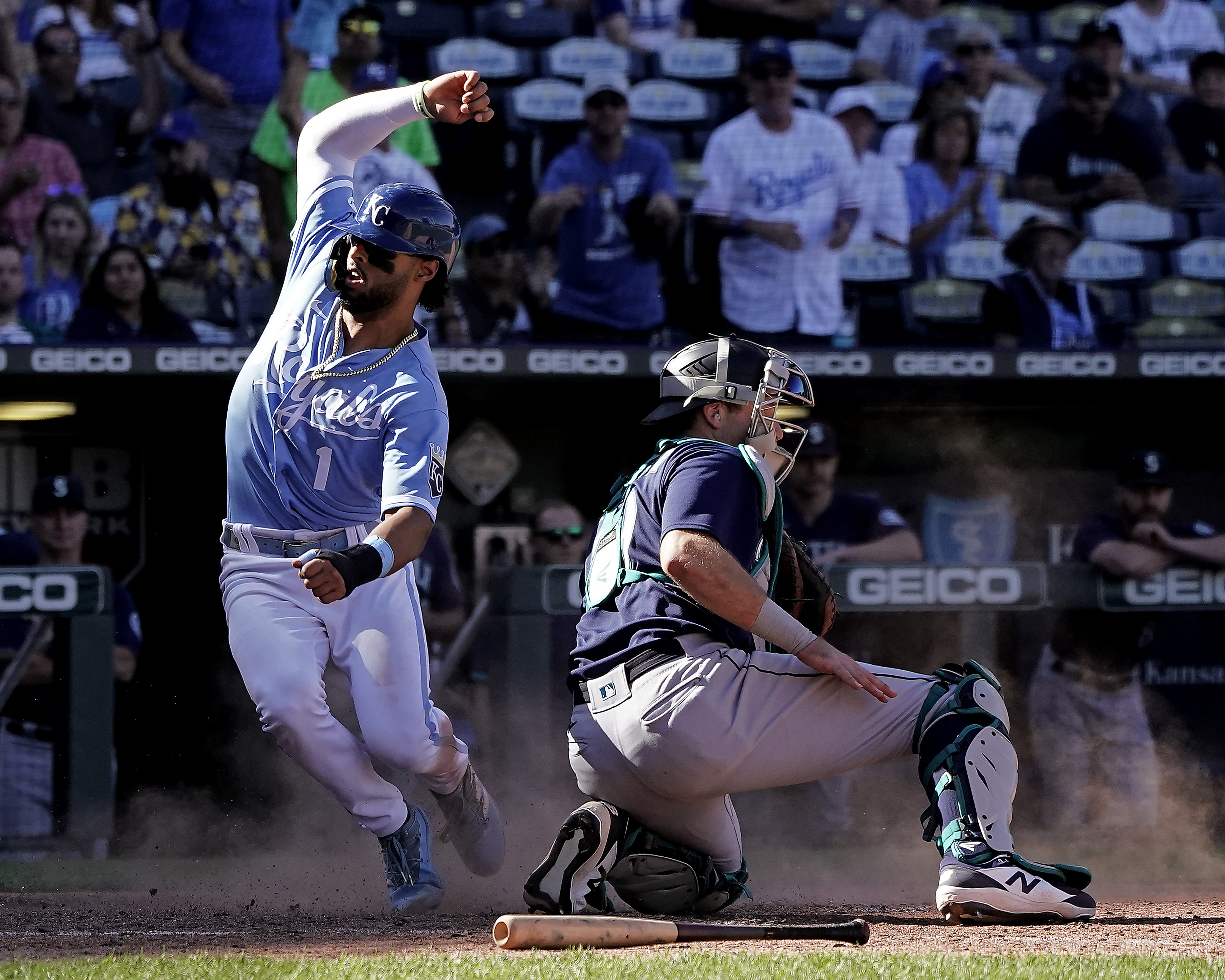 The Kansas City Royals erupt for 9 runs in the 1st inning! 