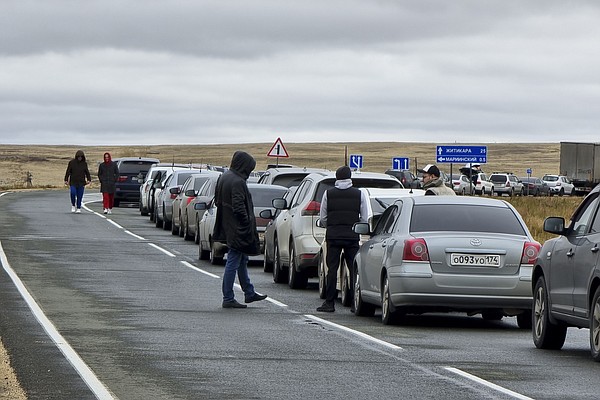 Russian military nabs men fleeing service at border - Vimarsana News
