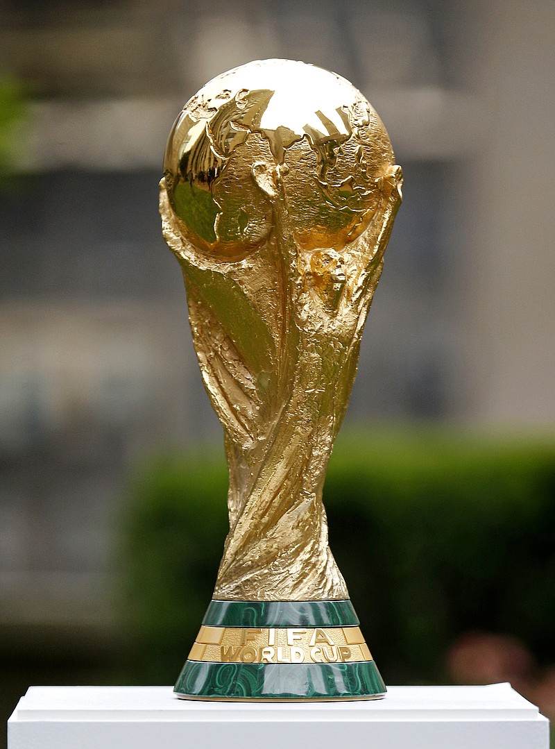 ARCHIVO - El trofeo de la Copa del Mundo de fútbol es exhibido el jueves 16 de junio de 2022, en Nueva York. (AP Foto/Noah K. Murray)