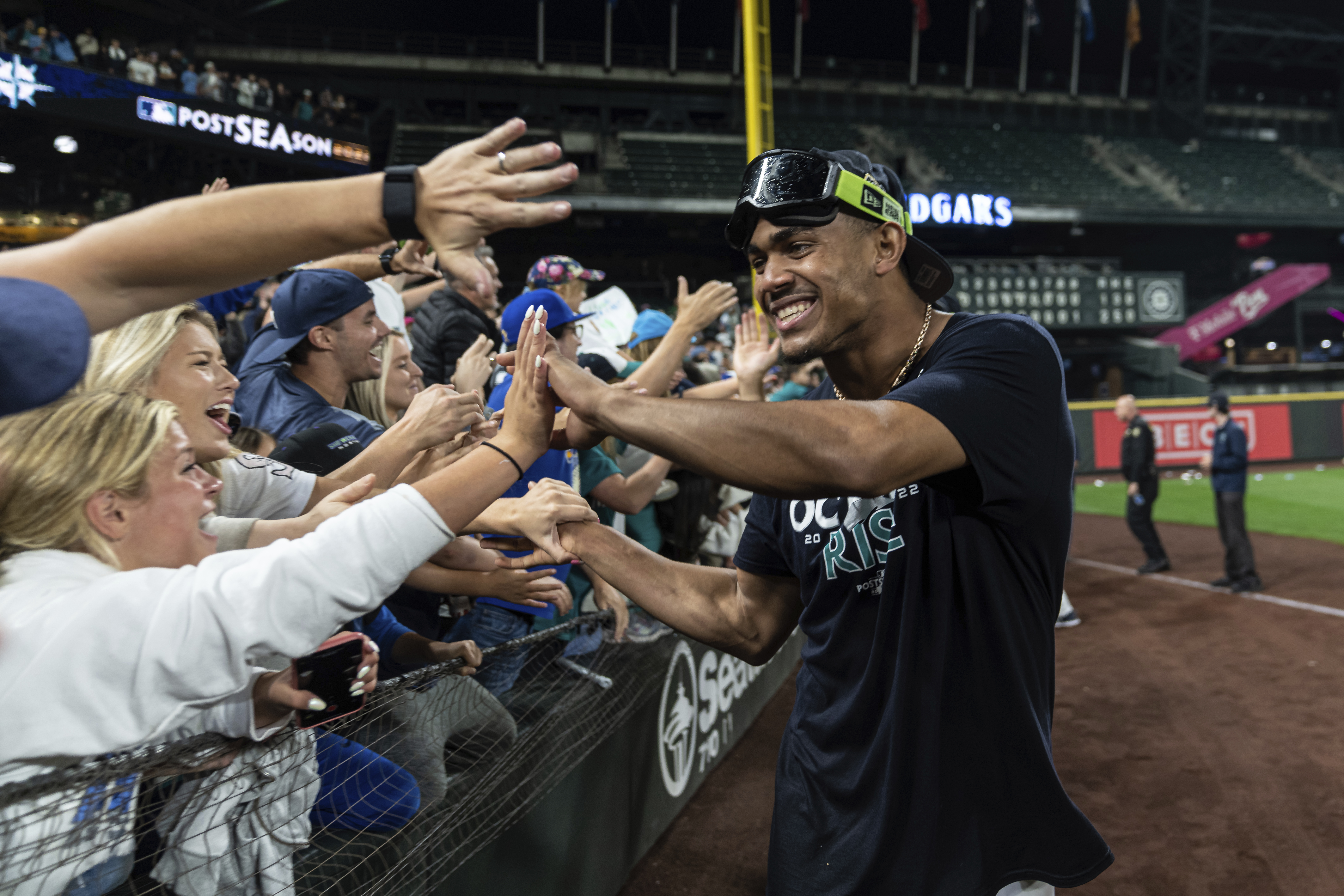 Social media celebrates Mariners ending 21-year playoff drought