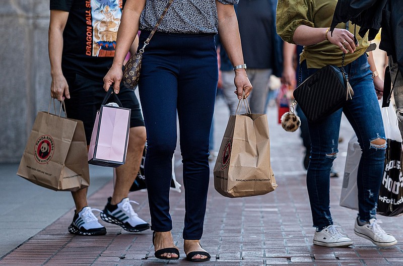 Shoppers carry bags in San Francisco on Sept. 29, 2022. MUST CREDIT: Bloomberg photo by David Paul Morris