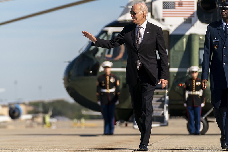 El presidente estadounidense Joe Biden se prepara a abordar el avión presidencial en la Base Aérea de Edwards, en Maryland, el 6 de octubre del 2022, para viajar a Poughkeepsie, Nueva York. (AP Foto/Andrew Harnik)