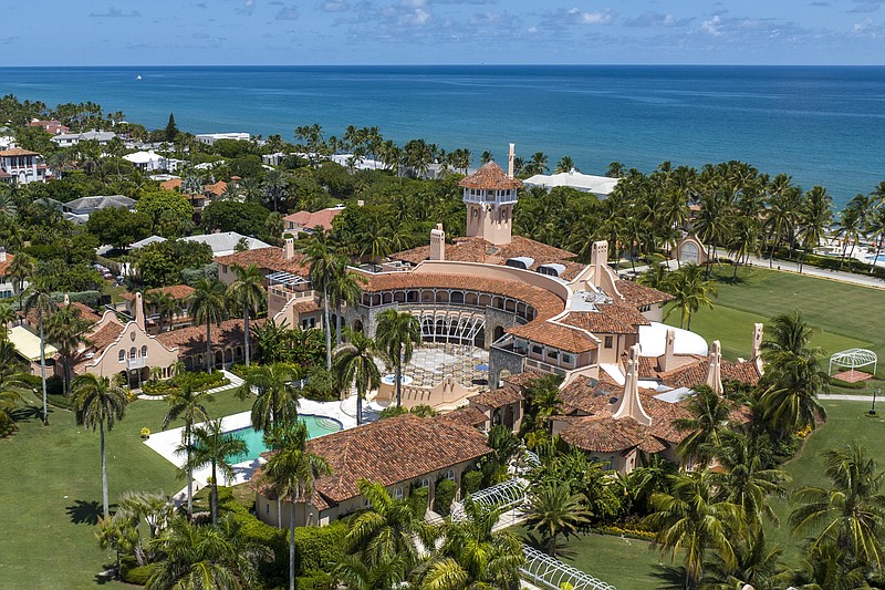 ARCHIVO - Vista aérea de la propiedad Mar-a-Lago del expresidente Donald Trump el 31 de agosto de 2022, en Palm Beach, Florida. Los abogados de Trump le pidieron a la Corte Suprema el 4 de octubre que intervenga en la batalla legal sobre los documentos clasificados confiscados durante el allanamiento por el FBI de su propiedad en Florida. (AP Foto/Steve Helber, Archivo)