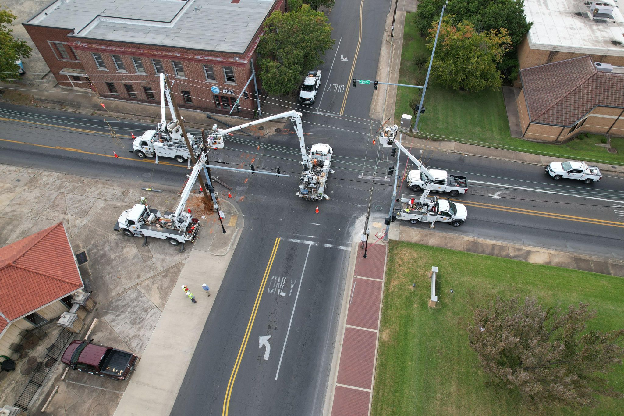 PHOTO Workers try to repair outage El Dorado News