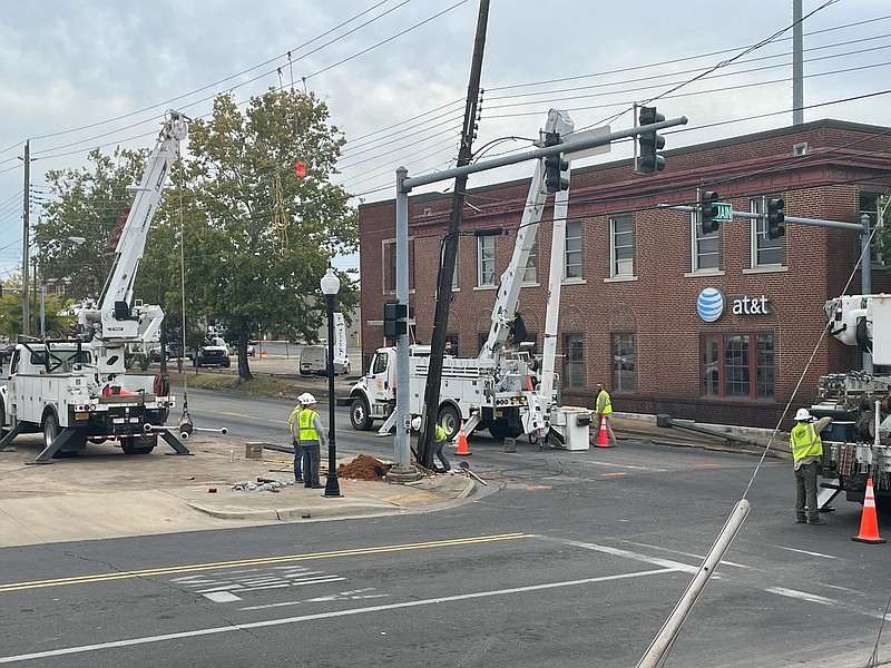 PHOTO Workers try to repair outage El Dorado News
