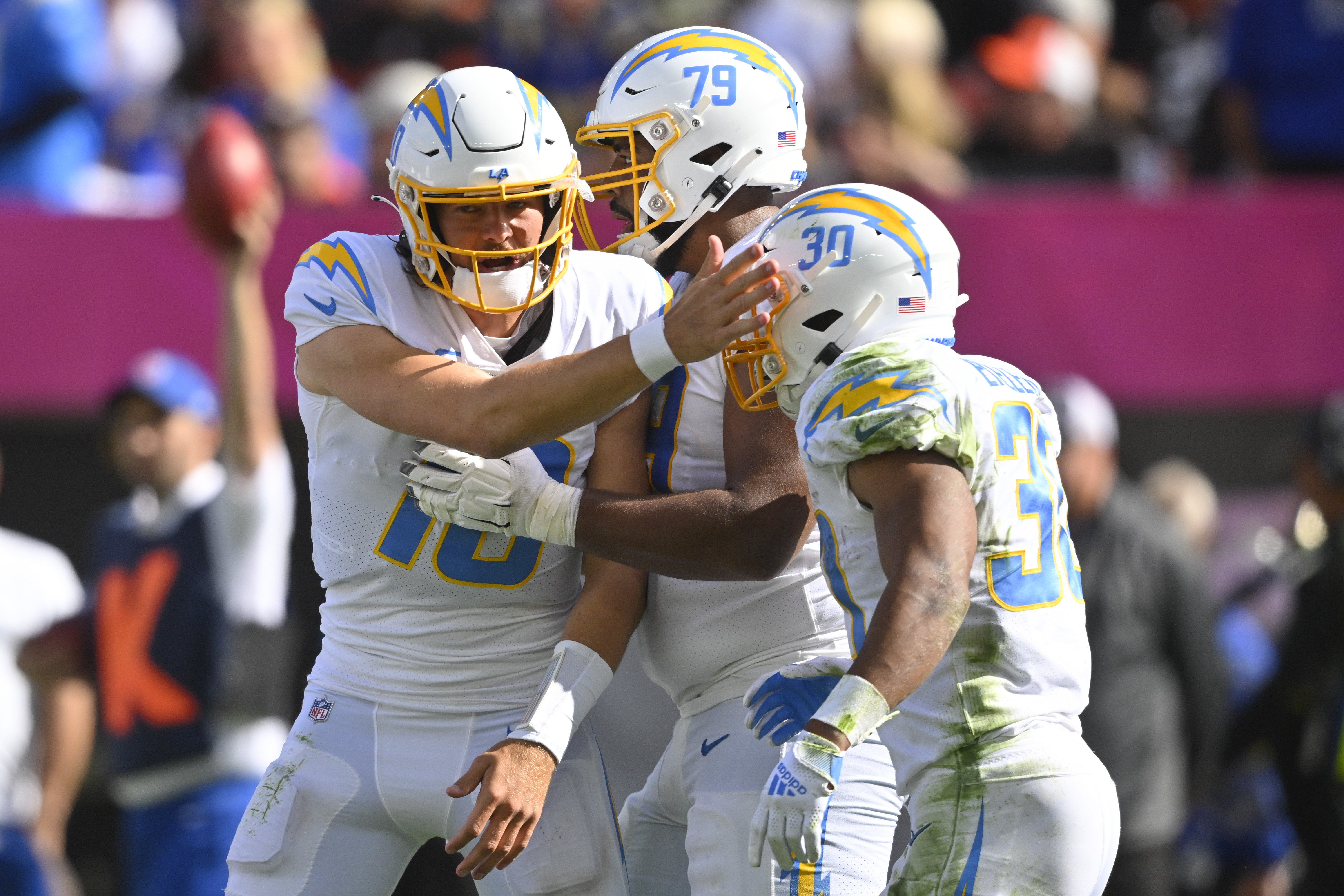 Herbert, Ekeler shine as Chargers win shootout with Steelers