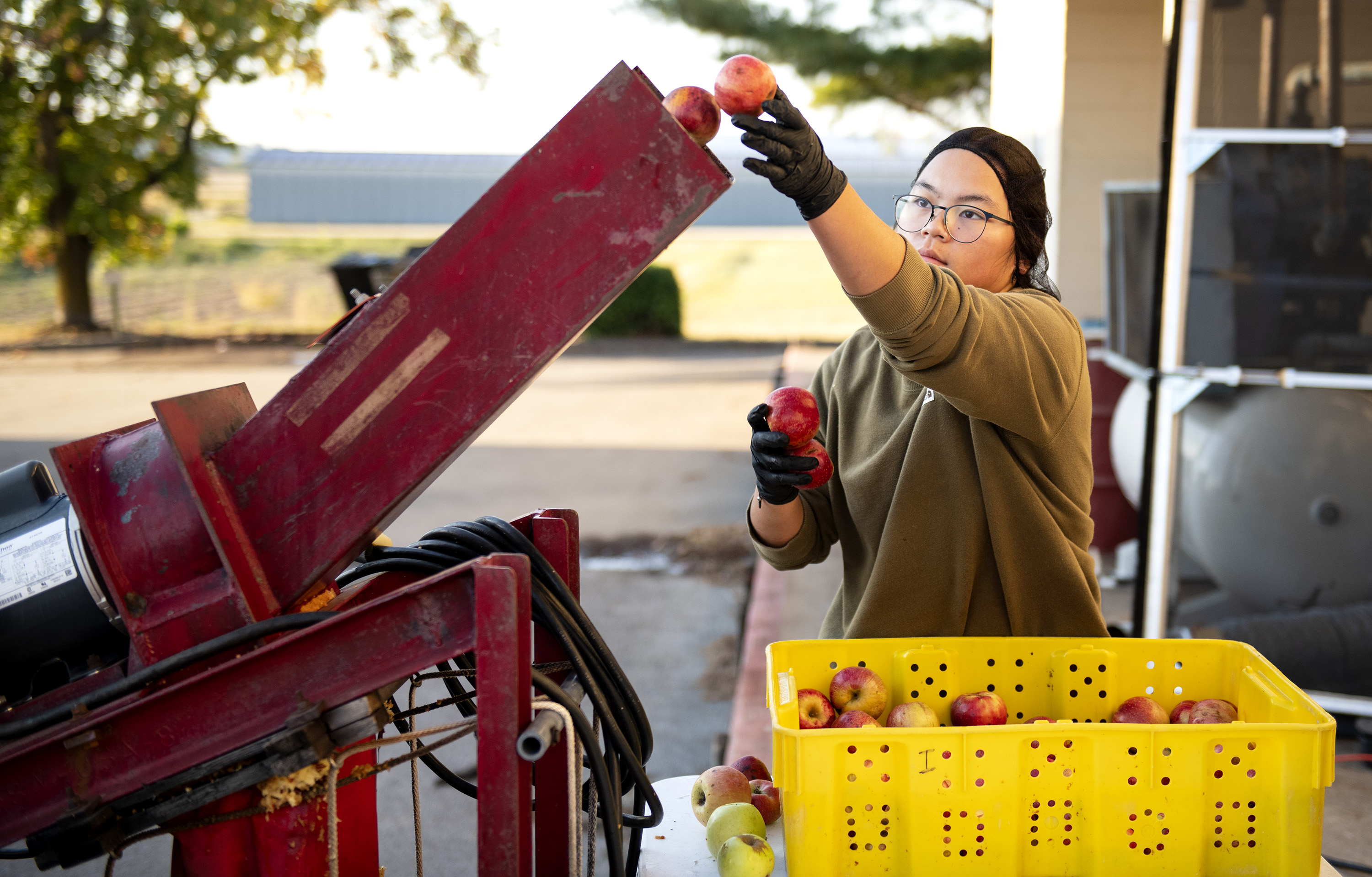 Students make ton of apple butter at Food Innovation Center