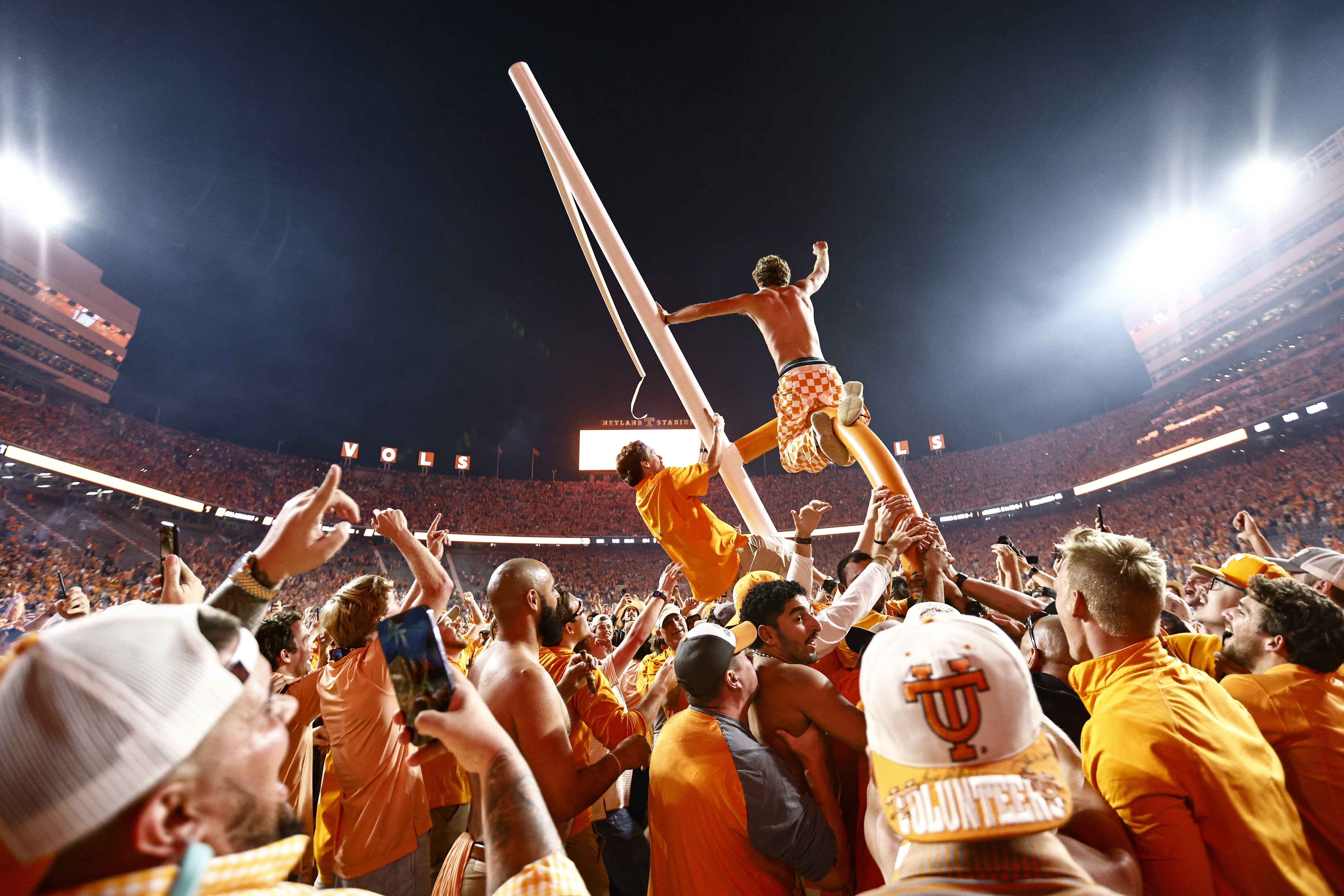 AP Top 25: Tennessee up to No. 3, 'Bama's top-5 streak ends - Vimarsana News