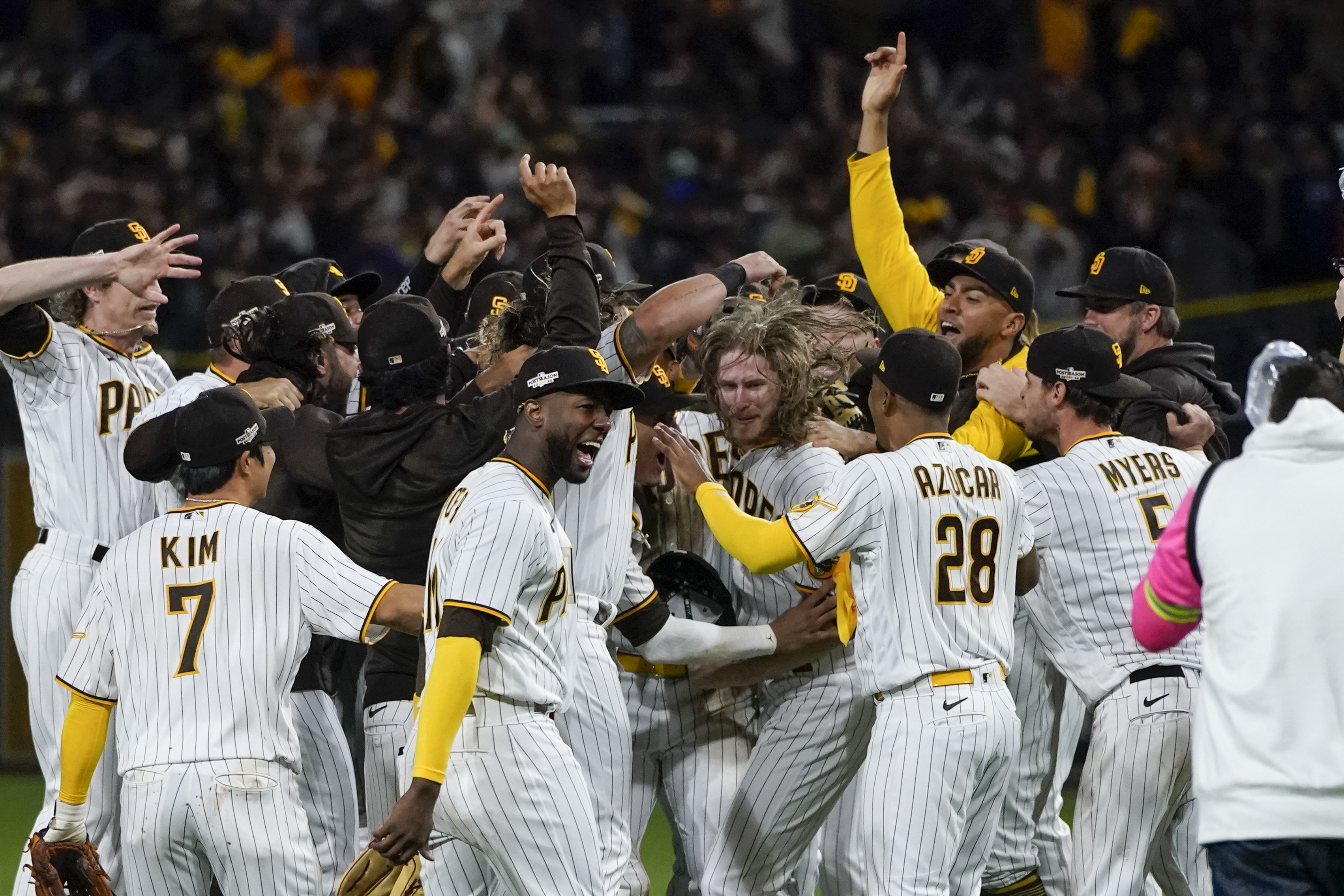 The San Diego Padres mascot high-fives fans during the 2022 MLB baseball  draft, Sunday, July 17, 2022, in Los Angeles. (AP Photo/Jae C. Hong Stock  Photo - Alamy